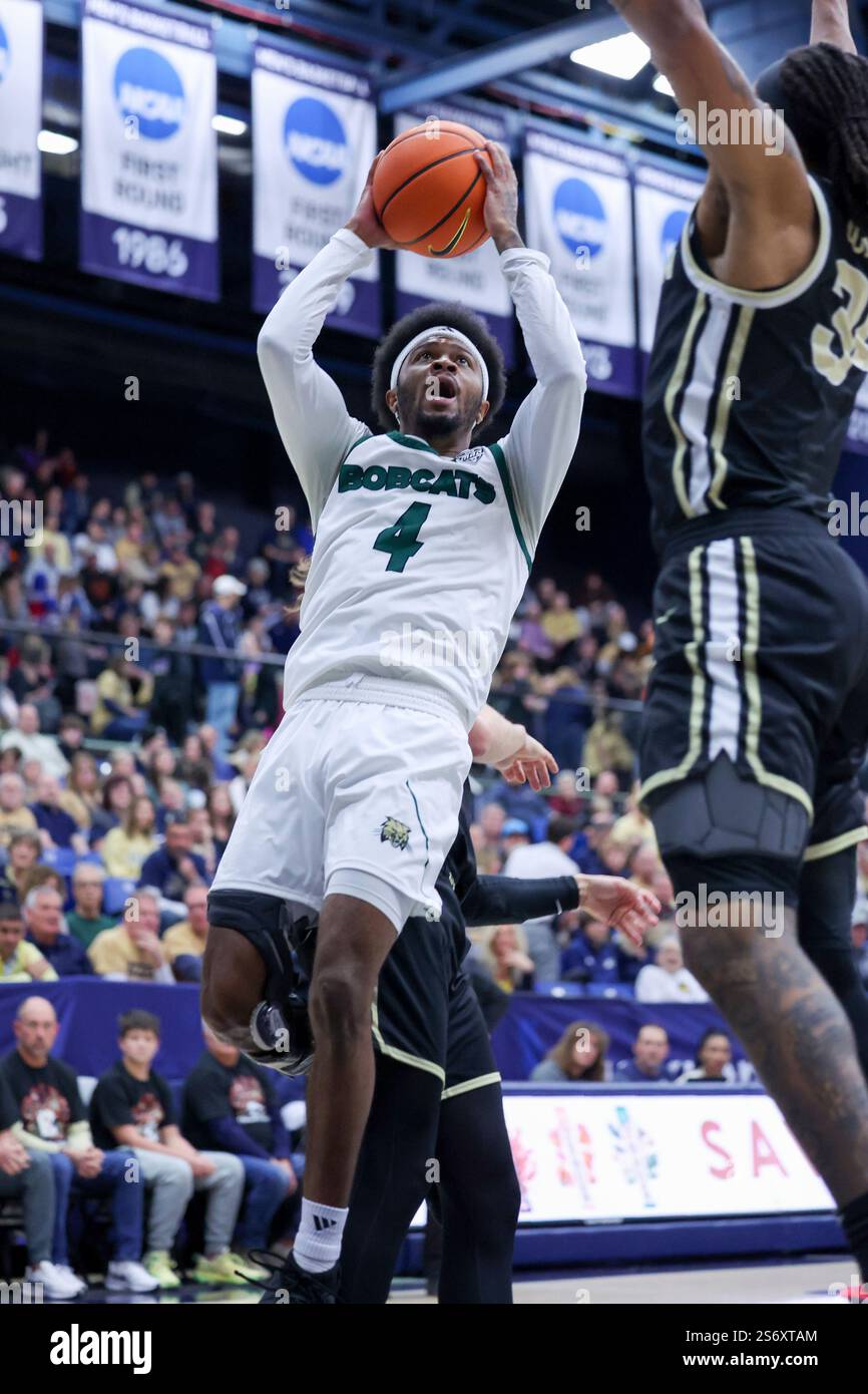 AKRON, OH - JANUARY 17: Ohio Bobcats guard Shereef Mitchell (4) shoots during the first half of the men's college basketball game between the Ohio Bobcats and Akron Zips on January 17, 2025, at the James A. Rhodes Arena in Akron, OH. (Photo by Frank Jansky/Icon Sportswire) (Icon Sportswire via AP Images) Stockfoto