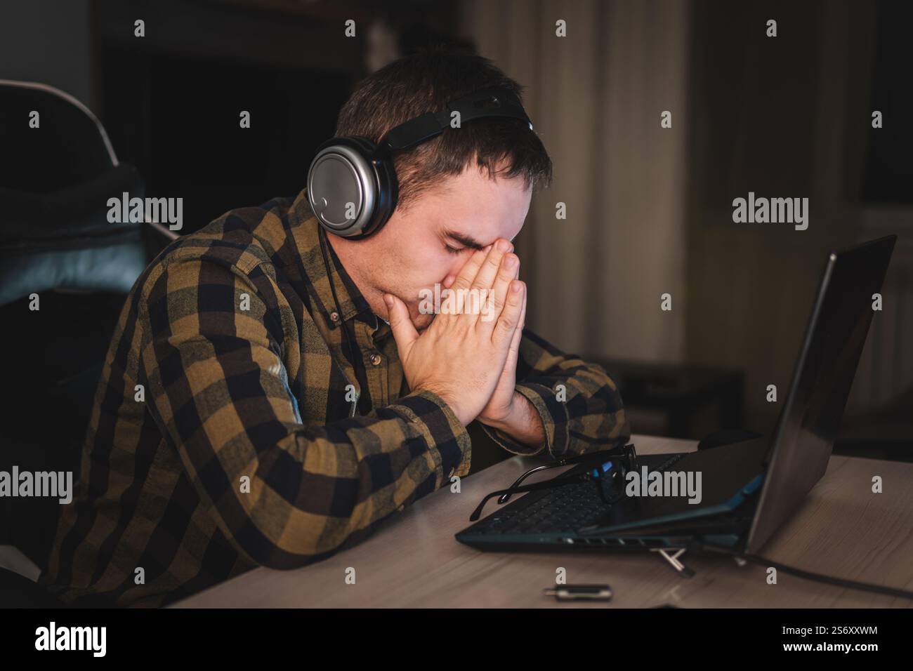 Mann, der arbeitet, hält Kopfschmerzen von Schreibtisch Arbeit und Sitzen den ganzen Tag mit Laptop-Computer leidet Kopfschmerzen kranke Arbeiter überarbeiten Konzept. Auge Stockfoto