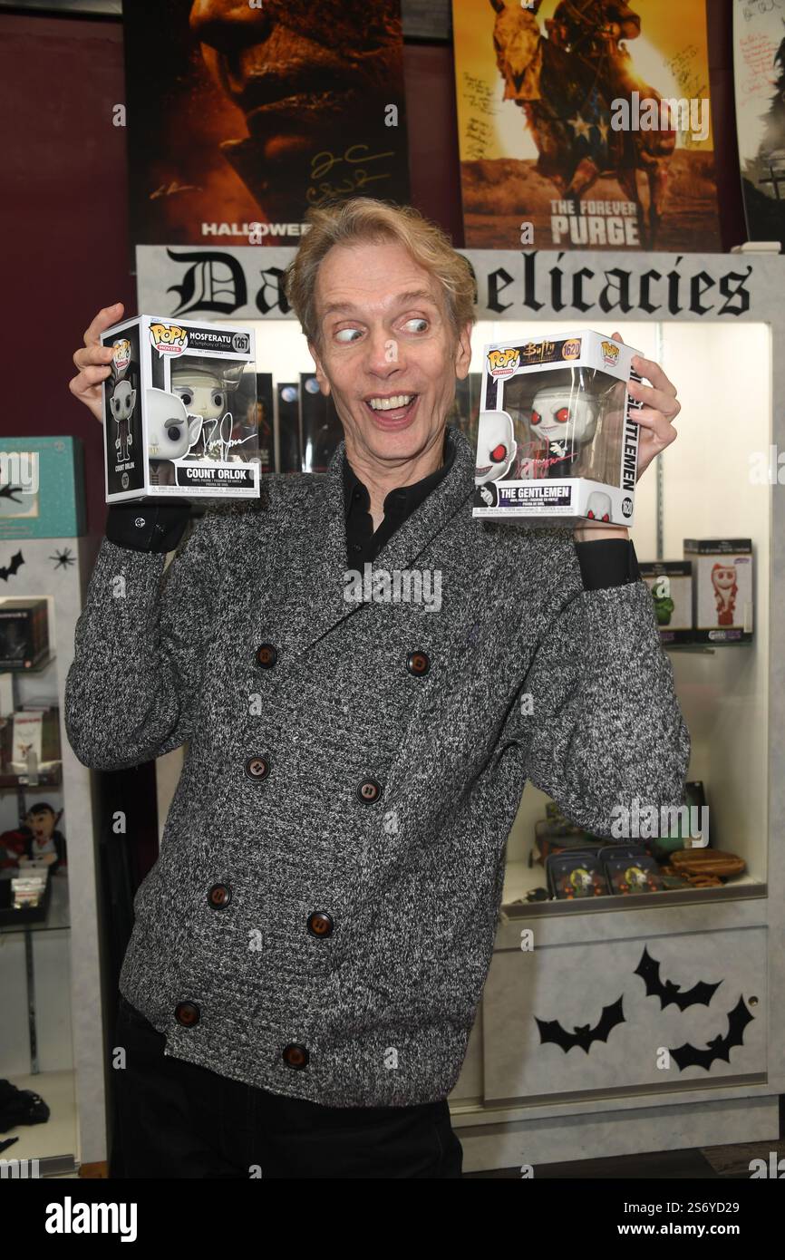 Burbank, Usa. Januar 2025. Schauspieler Doug Jones posiert mit FUNKO Pop Dolls von Count Orlock aus Nosferatu: Symphony of Horror und den Gentlemen aus der VON Buffy The Vampire Slayer nominierten Episode Hush bei Dark Delikatacies. (Foto: Albert L. Ortega/SOPA Images/SIPA USA) Credit: SIPA USA/Alamy Live News Stockfoto