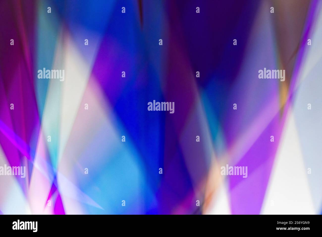 Abstrakte Hintergrundstruktur mit farbenfrohem Licht- und Schattenmuster auf der weißen Wand Stockfoto