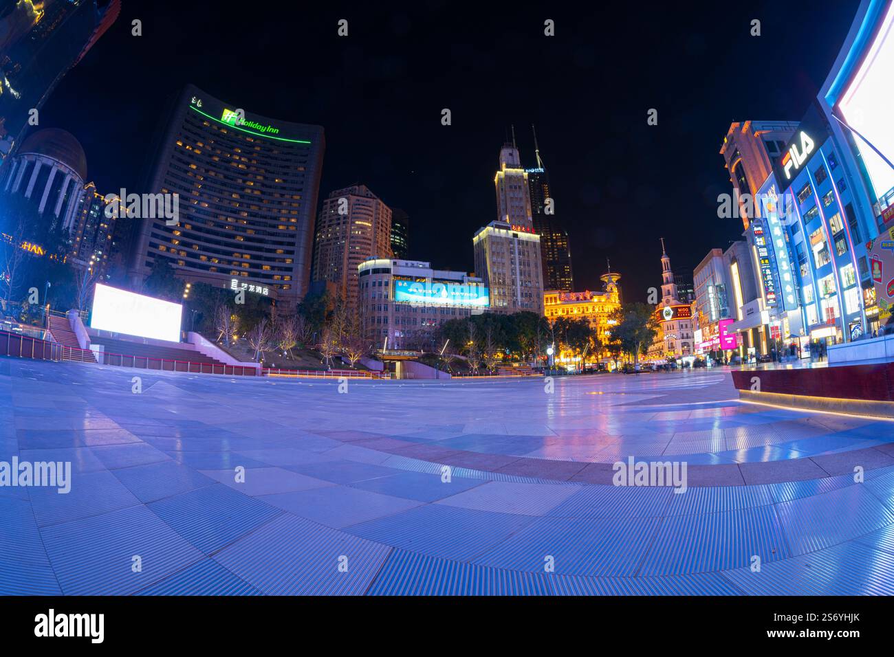 Shanghai, China. Januar 2025. Blick auf den Century Square entlang der Nanjing Road Fußgängerzone bei Nacht im Stadtzentrum Stockfoto