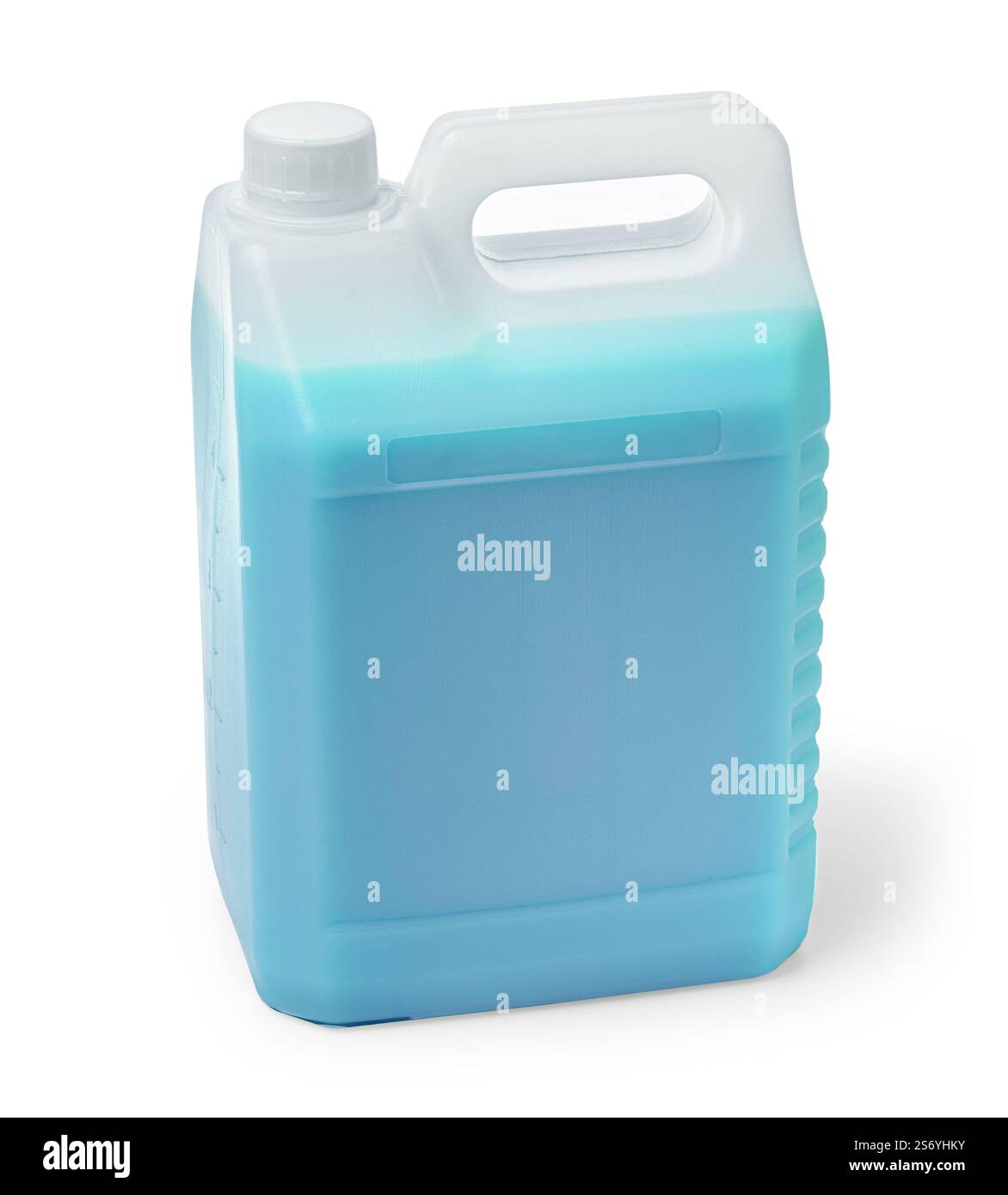 Dose mit nicht gefrorener Flüssigkeit, isoliert auf weiß. Blaue Frostschutzflüssigkeit für Auto im Kanister. Plastikflasche oder Gallone Handgel, Seife oder Handsaniti Stockfoto