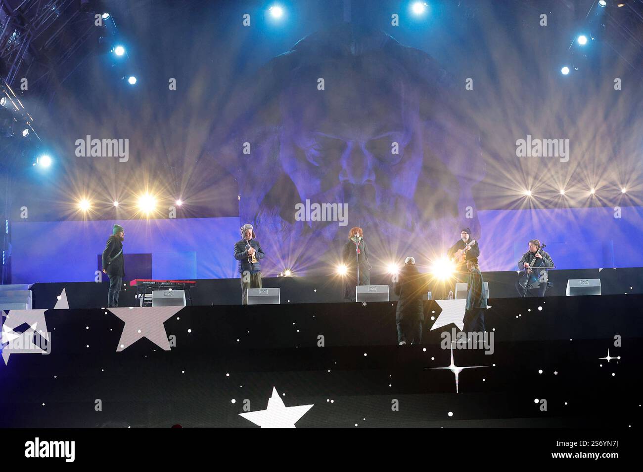 Vorabend Eöffnugsbühne Kulturhauptstadt 2025 17.01.2025, Chemnitz, Brückenstaße, Marx-Denkmal, Bühne zur Eröffnungfeier zur Kulturhauptstadt 2025. Die Licht-und Bühnentests am Vorabend vermitteln schon jetzt einen grandiosen Eindruck von der Eröffnungsfeier. Viele Chemnitzter schauen schon mal vorbei und sind begeistert. Helle Blitze, wechselnde Farben und Beleuchtungen des düster schauenden Marxkopfes beeindrucken immer wieder. Sicherheitspoller stehen in Bereitschaft, Imbiss Wagen stehen bereit, Musiker und Tänzer Proben schon, Lichtschau an der Häuserfassade hinter der Bühne. Chemnitz Sach Stockfoto