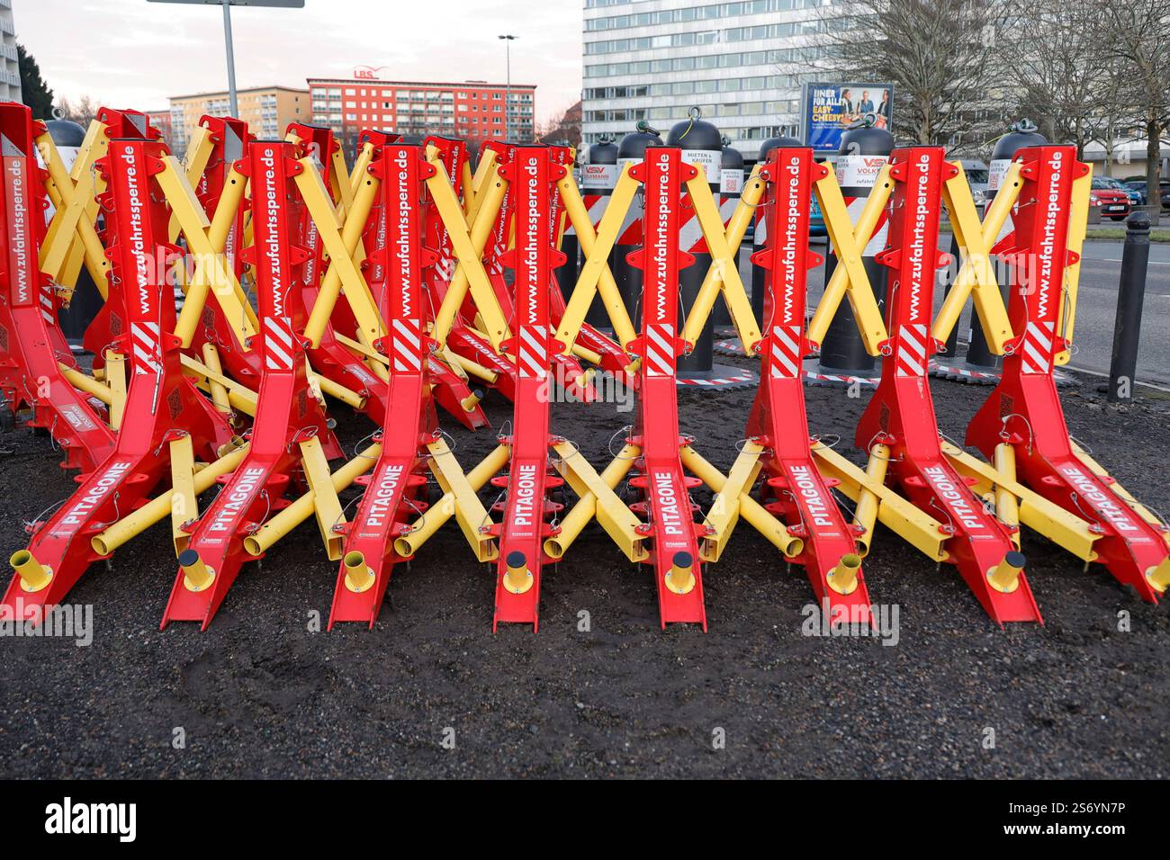 Vorabend Eöffnugsbühne Kulturhauptstadt 2025 17.01.2025, Chemnitz, Brückenstaße, Marx-Denkmal, Bühne zur Eröffnungfeier zur Kulturhauptstadt 2025. Die Licht-und Bühnentests am Vorabend vermitteln schon jetzt einen grandiosen Eindruck von der Eröffnungsfeier. Viele Chemnitzter schauen schon mal vorbei und sind begeistert. Helle Blitze, wechselnde Farben und Beleuchtungen des düster schauenden Marxkopfes beeindrucken immer wieder. Sicherheitspoller stehen in Bereitschaft, Imbiss Wagen stehen bereit, Musiker und Tänzer Proben schon, Lichtschau an der Häuserfassade hinter der Bühne. Chemnitz Sach Stockfoto