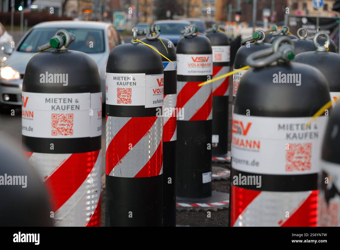 Vorabend Eöffnugsbühne Kulturhauptstadt 2025 17.01.2025, Chemnitz, Brückenstaße, Marx-Denkmal, Bühne zur Eröffnungfeier zur Kulturhauptstadt 2025. Die Licht-und Bühnentests am Vorabend vermitteln schon jetzt einen grandiosen Eindruck von der Eröffnungsfeier. Viele Chemnitzter schauen schon mal vorbei und sind begeistert. Helle Blitze, wechselnde Farben und Beleuchtungen des düster schauenden Marxkopfes beeindrucken immer wieder. Sicherheitspoller stehen in Bereitschaft, Imbiss Wagen stehen bereit, Musiker und Tänzer Proben schon, Lichtschau an der Häuserfassade hinter der Bühne. Chemnitz Sach Stockfoto