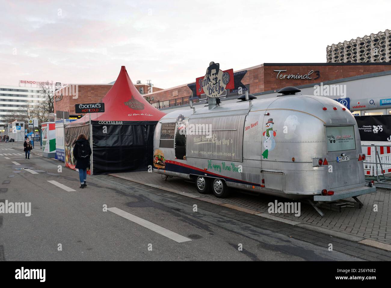 Vorabend Eöffnugsbühne Kulturhauptstadt 2025 17.01.2025, Chemnitz, Brückenstaße, Marx-Denkmal, Bühne zur Eröffnungfeier zur Kulturhauptstadt 2025. Die Licht-und Bühnentests am Vorabend vermitteln schon jetzt einen grandiosen Eindruck von der Eröffnungsfeier. Viele Chemnitzter schauen schon mal vorbei und sind begeistert. Helle Blitze, wechselnde Farben und Beleuchtungen des düster schauenden Marxkopfes beeindrucken immer wieder. Sicherheitspoller stehen in Bereitschaft, Imbiss Wagen stehen bereit, Musiker und Tänzer Proben schon, Lichtschau an der Häuserfassade hinter der Bühne. Chemnitz Sach Stockfoto