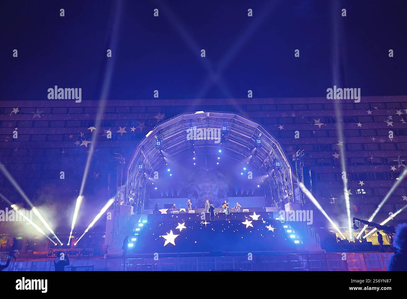 Vorabend Eöffnugsbühne Kulturhauptstadt 2025 17.01.2025, Chemnitz, Brückenstaße, Marx-Denkmal, Bühne zur Eröffnungfeier zur Kulturhauptstadt 2025. Die Licht-und Bühnentests am Vorabend vermitteln schon jetzt einen grandiosen Eindruck von der Eröffnungsfeier. Viele Chemnitzter schauen schon mal vorbei und sind begeistert. Helle Blitze, wechselnde Farben und Beleuchtungen des düster schauenden Marxkopfes beeindrucken immer wieder. Sicherheitspoller stehen in Bereitschaft, Imbiss Wagen stehen bereit, Musiker und Tänzer Proben schon, Lichtschau an der Häuserfassade hinter der Bühne. Chemnitz Sach Stockfoto
