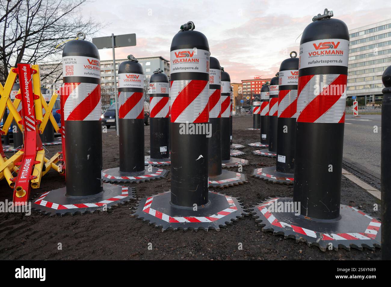 Vorabend Eöffnugsbühne Kulturhauptstadt 2025 17.01.2025, Chemnitz, Brückenstaße, Marx-Denkmal, Bühne zur Eröffnungfeier zur Kulturhauptstadt 2025. Die Licht-und Bühnentests am Vorabend vermitteln schon jetzt einen grandiosen Eindruck von der Eröffnungsfeier. Viele Chemnitzter schauen schon mal vorbei und sind begeistert. Helle Blitze, wechselnde Farben und Beleuchtungen des düster schauenden Marxkopfes beeindrucken immer wieder. Sicherheitspoller stehen in Bereitschaft, Imbiss Wagen stehen bereit, Musiker und Tänzer Proben schon, Lichtschau an der Häuserfassade hinter der Bühne. Chemnitz Sach Stockfoto