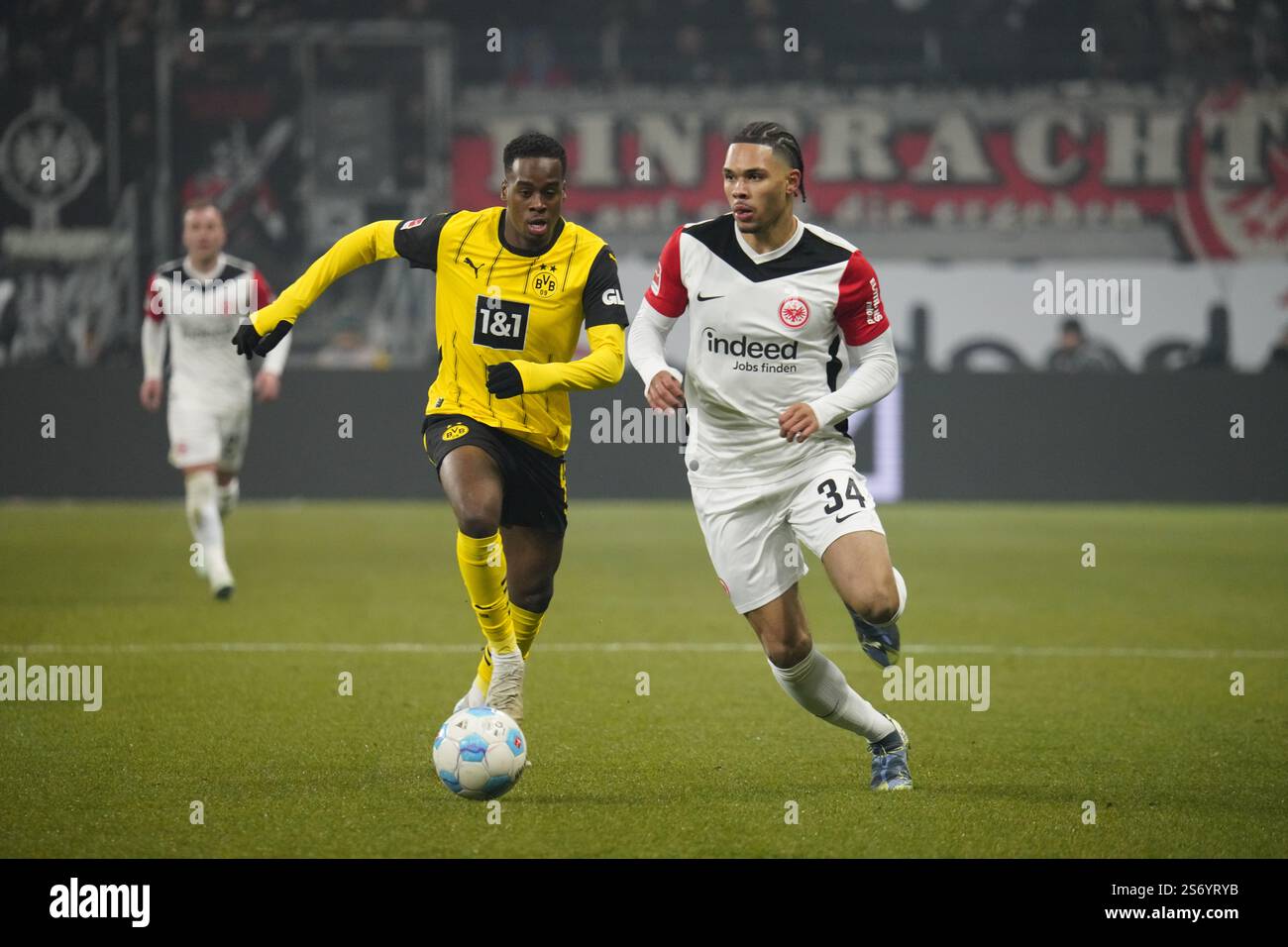 Bundesliga MD18: Nnamdi Collins(SGE), Felix Nmecha(BVB), Eintracht Frankfurt vs Dortmund 17.01.2025, 20:30 Deutsche Bank Park. Stockfoto