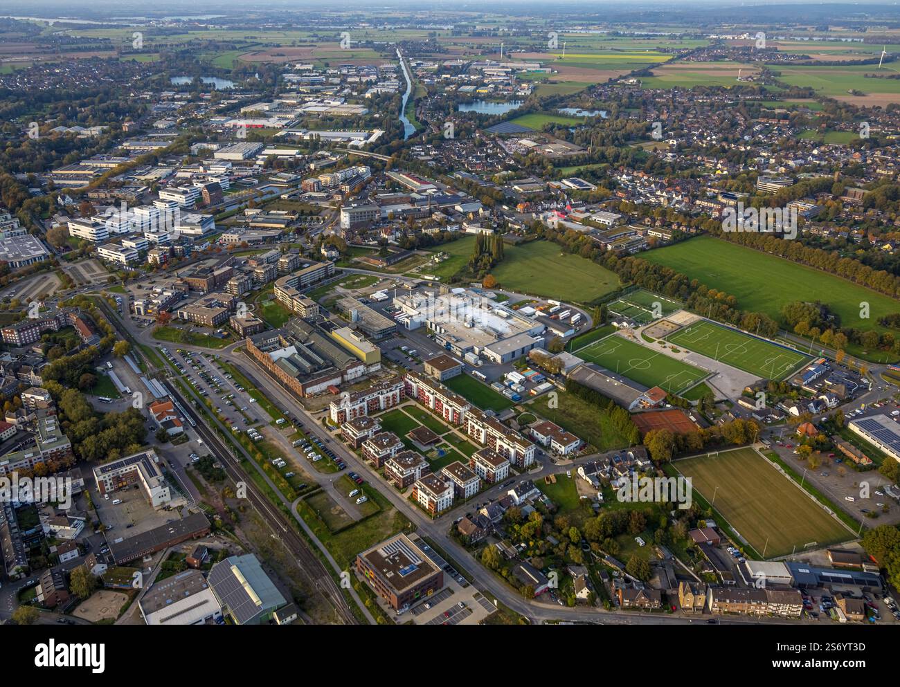 Aus der Vogelperspektive, Blick auf Kleve, unter den neuen Wohngebäuden des Flora Quartier, ehemaliger Margarine Union Standort, altes Margarinewerk Van-den-Bergh-Straße Gebäude Stockfoto
