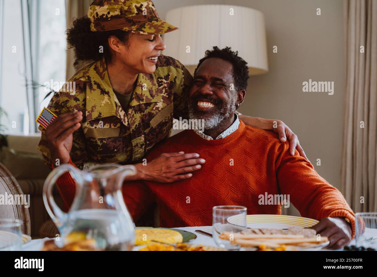 US-Veteranin Frau Homecoming. Eine junge Frau, die aus dem Militärdienst zu ihrer Familie zurückkehrt. Soldatinnen, die nach Hause gehen, um Zeit mit ihr zu verbringen Stockfoto