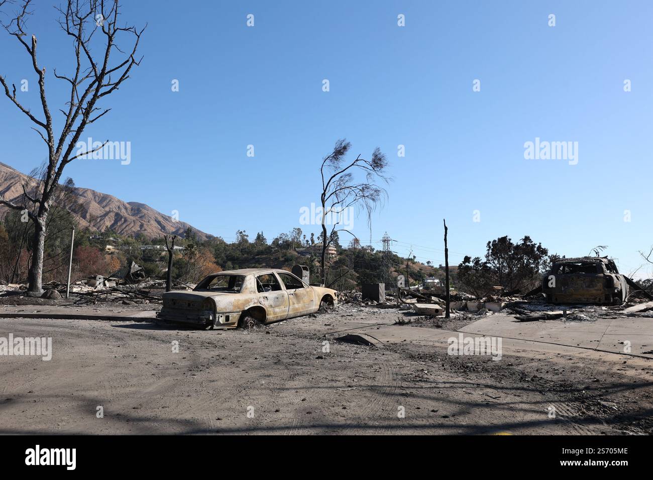 Los Angeles, Usa. Januar 2025. In Pasadena brannten Autos, nachdem das Eaton-Feuer durchbrach. Katastrophengebiete in Pasadena und Altadena nach dem Durchzug des Eaton-Feuers nordöstlich von Los Angeles, der am dienstag, den 7. januar 2025 in Los Angeles begann. Foto: Christophe Michel/ABACAPRESS. COM Credit: Abaca Press/Alamy Live News Stockfoto