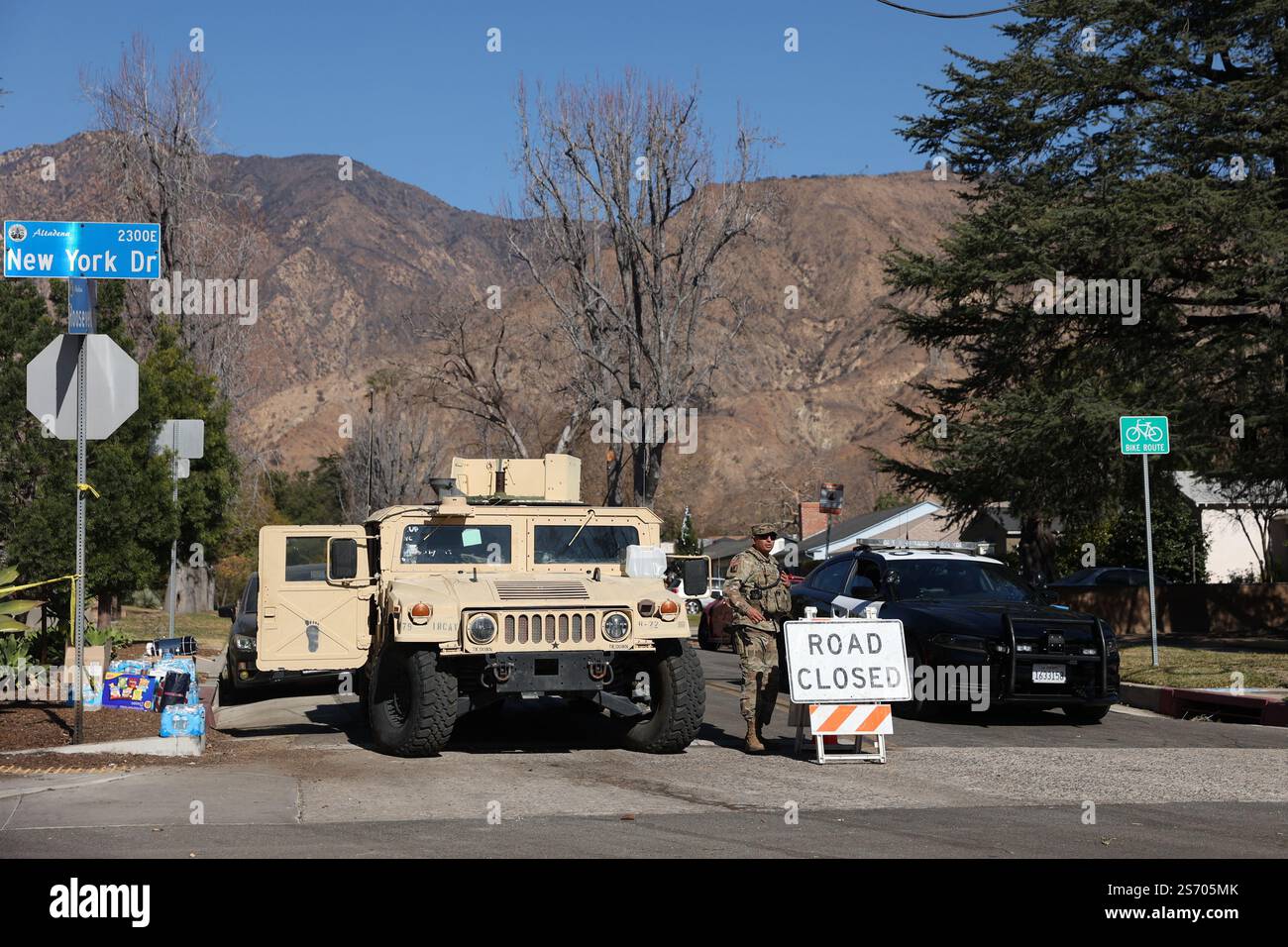 Los Angeles, Usa. Januar 2025. Polizisten und die amerikanische Armee blockieren den Eingang zum Eaton-Wald, wo das Feuer tobt. Katastrophengebiete in Pasadena und Altadena nach dem Durchzug des Eaton-Feuers nordöstlich von Los Angeles, der am dienstag, den 7. januar 2025 in Los Angeles begann. Foto: Christophe Michel/ABACAPRESS. COM Credit: Abaca Press/Alamy Live News Stockfoto