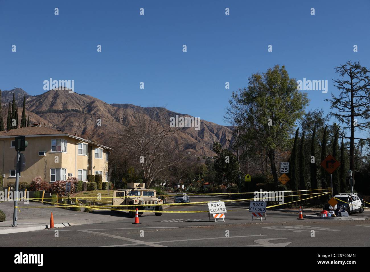 Los Angeles, Usa. Januar 2025. Polizisten und die amerikanische Armee blockieren den Eingang zum Eaton-Wald, wo das Feuer tobt. Katastrophengebiete in Pasadena und Altadena nach dem Durchzug des Eaton-Feuers nordöstlich von Los Angeles, der am dienstag, den 7. januar 2025 in Los Angeles begann. Foto: Christophe Michel/ABACAPRESS. COM Credit: Abaca Press/Alamy Live News Stockfoto