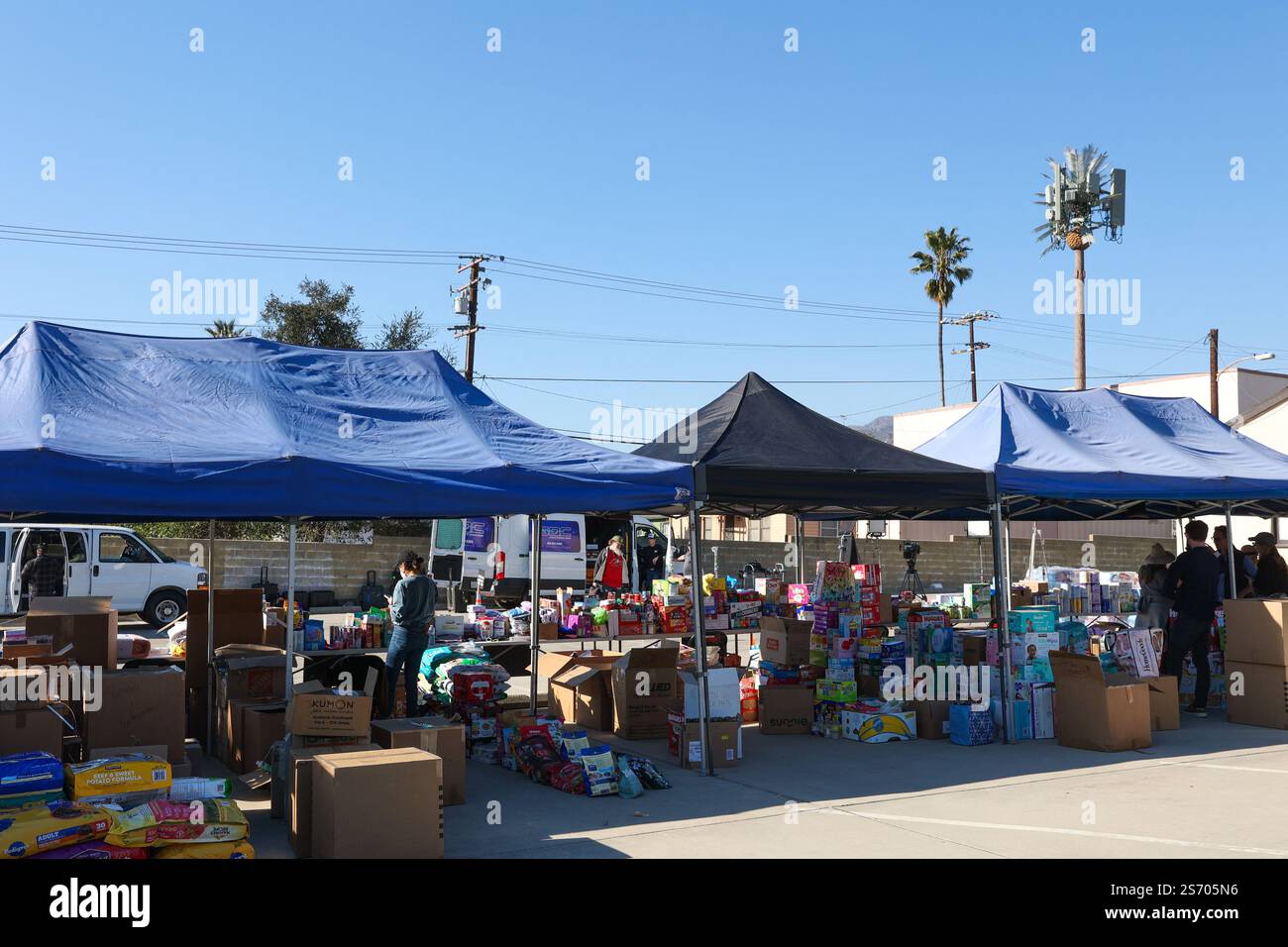 Los Angeles, Usa. Januar 2025. In der Stadt Altadena wird humanitäre Hilfe in Not bereitgestellt. Katastrophengebiete in Pasadena und Altadena nach dem Durchzug des Eaton-Feuers nordöstlich von Los Angeles, der am dienstag, den 7. januar 2025 in Los Angeles begann. Foto: Christophe Michel/ABACAPRESS. COM Credit: Abaca Press/Alamy Live News Stockfoto