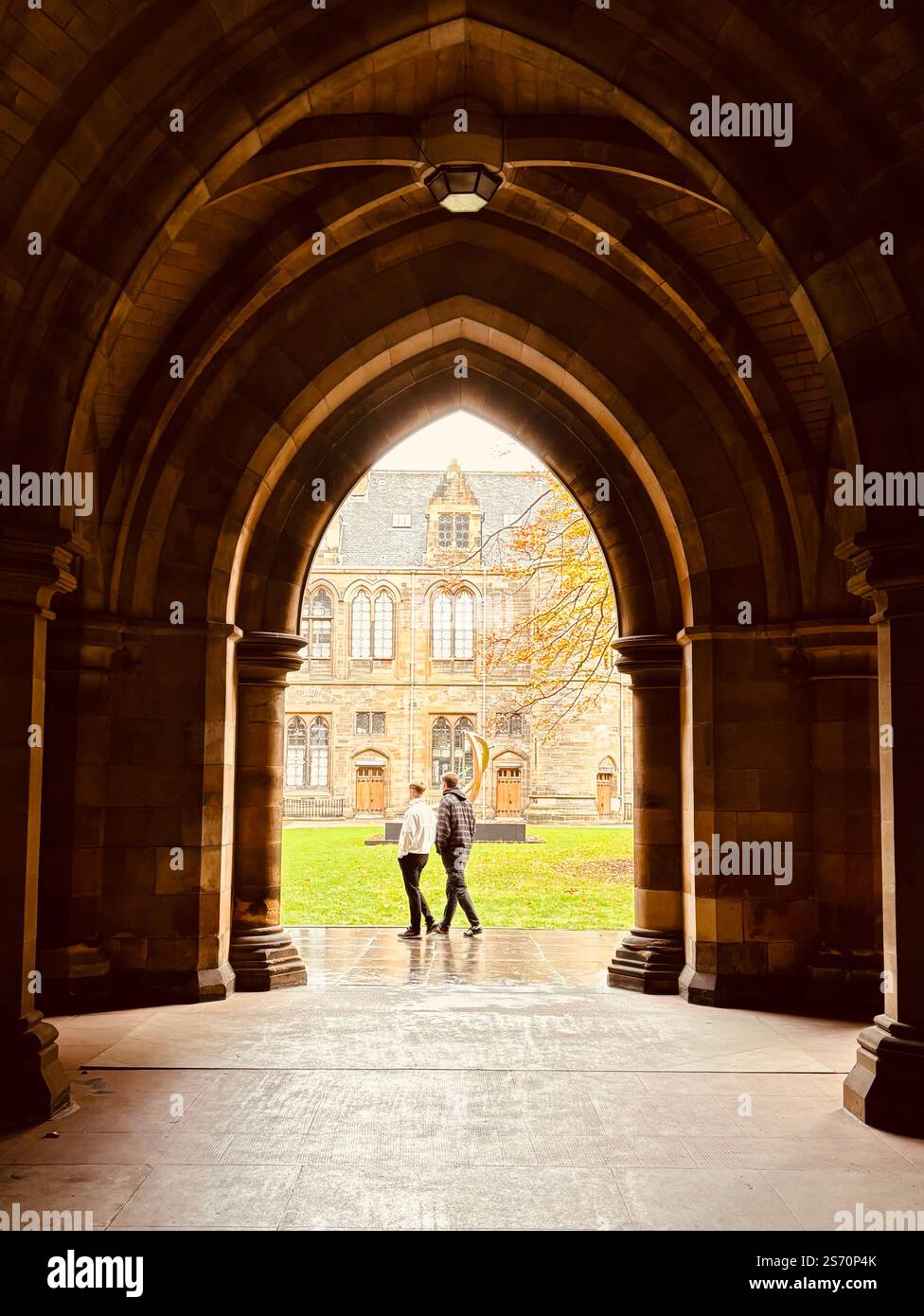 Das ikonische Hauptgebäude der Universität von Glasgow, ein Meisterwerk gotischer Architektur in Schottland. - Smartphone-aufgenommenes Stockfoto