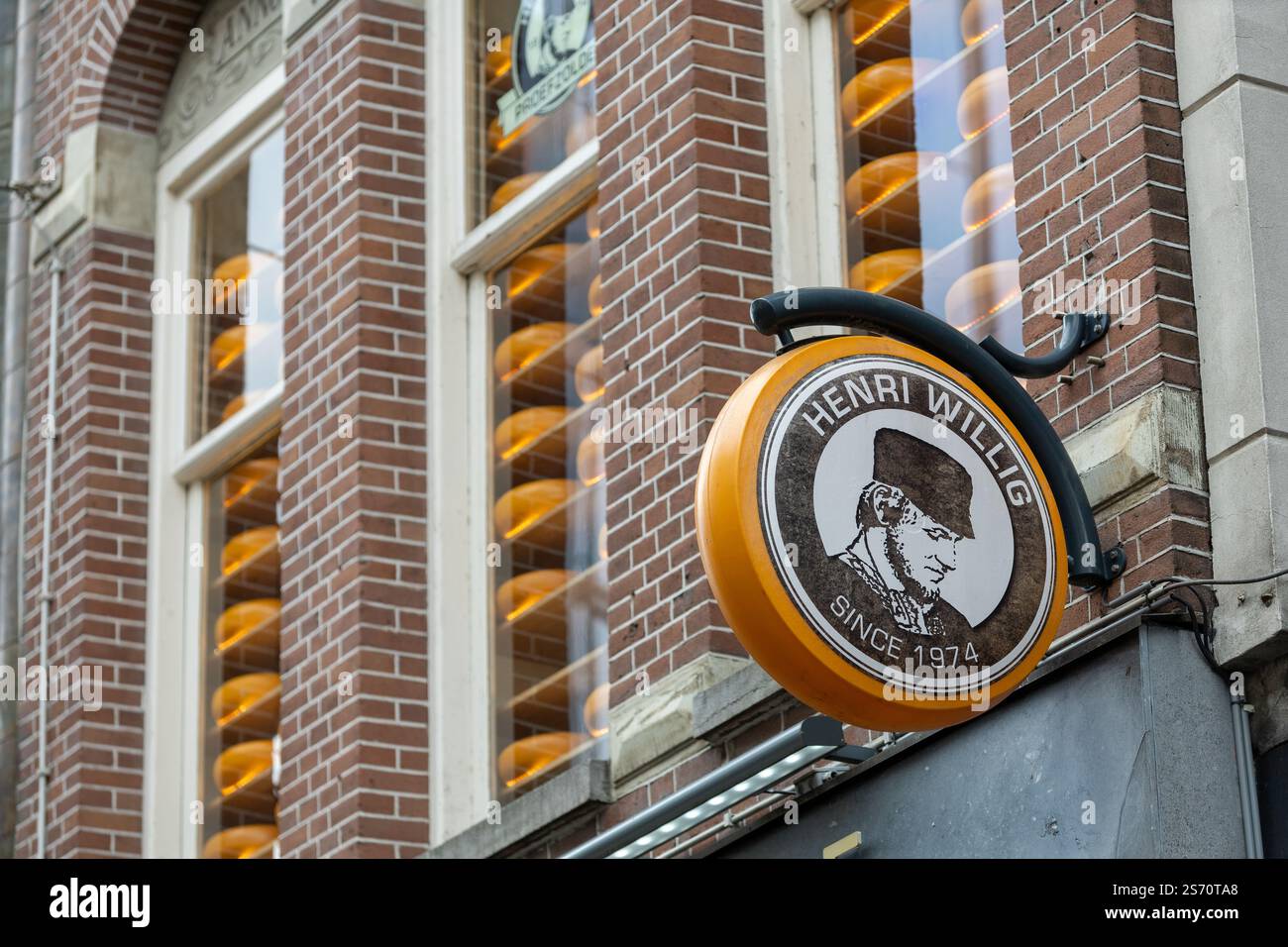 Amsterdam Niederlande. 27. März 2023. Henri Willig Käseschild. Die Henri Willig-Käsefamilie stellt seit 1974 köstlichen Gouda-Käse her. Stockfoto