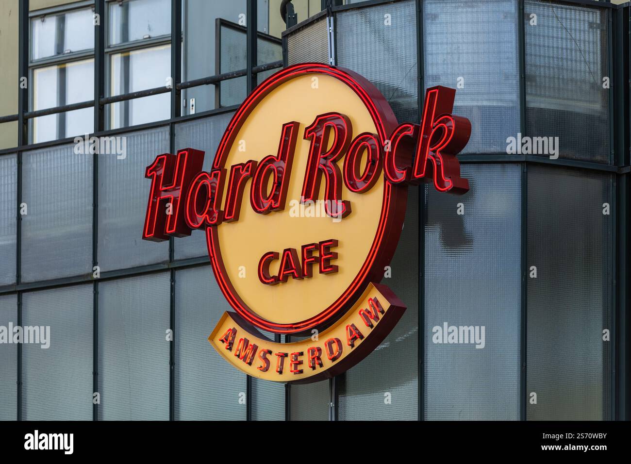 Hard Rock Cafe Amsterdam Neonschild-Logo. Amsterdam Niederlande. 27. März 2023. Stockfoto