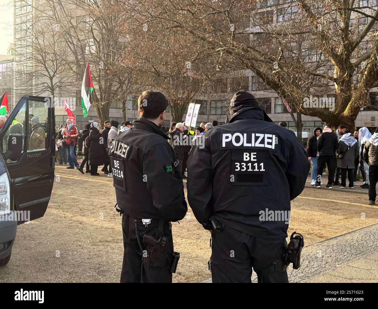 Berlin, Deutschland. Januar 2025. Polizeibeamte stehen neben Demonstranten, die sich am Oranienplatz zu Beginn der Demonstration 'Solidarität mit Palästina' versammeln. Stoppen Sie den Völkermord in Gaza. Keine Waffen für Israel". Quelle: Sven Kaeuler/dpa/Alamy Live News Stockfoto