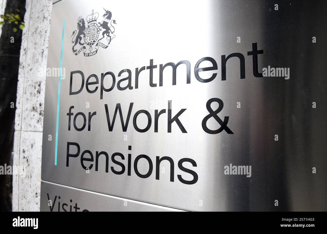 AM SONNTAG, 19. JANUAR 0001 Aktenfoto vom 11. JANUAR 01/18 einer Beschilderung für das Department for Work & Pensions in Westminster, London. Die Minister werden Pläne für neue Gesetze vorlegen, die es ihnen ermöglichen, im Falle von Leistungsbetrug Geld von den Bankkonten zurückzufordern. Das Ministerium für Arbeit und Pensionen hat angekündigt, dass neue geplante Befugnisse dazu führen werden, dass Geld von Personen zurückgefordert werden kann, die Betrug begangen haben und keine Sozialleistungen oder PAYE erhalten. Ausgabedatum: Sonntag, 19. Januar 2025. Stockfoto