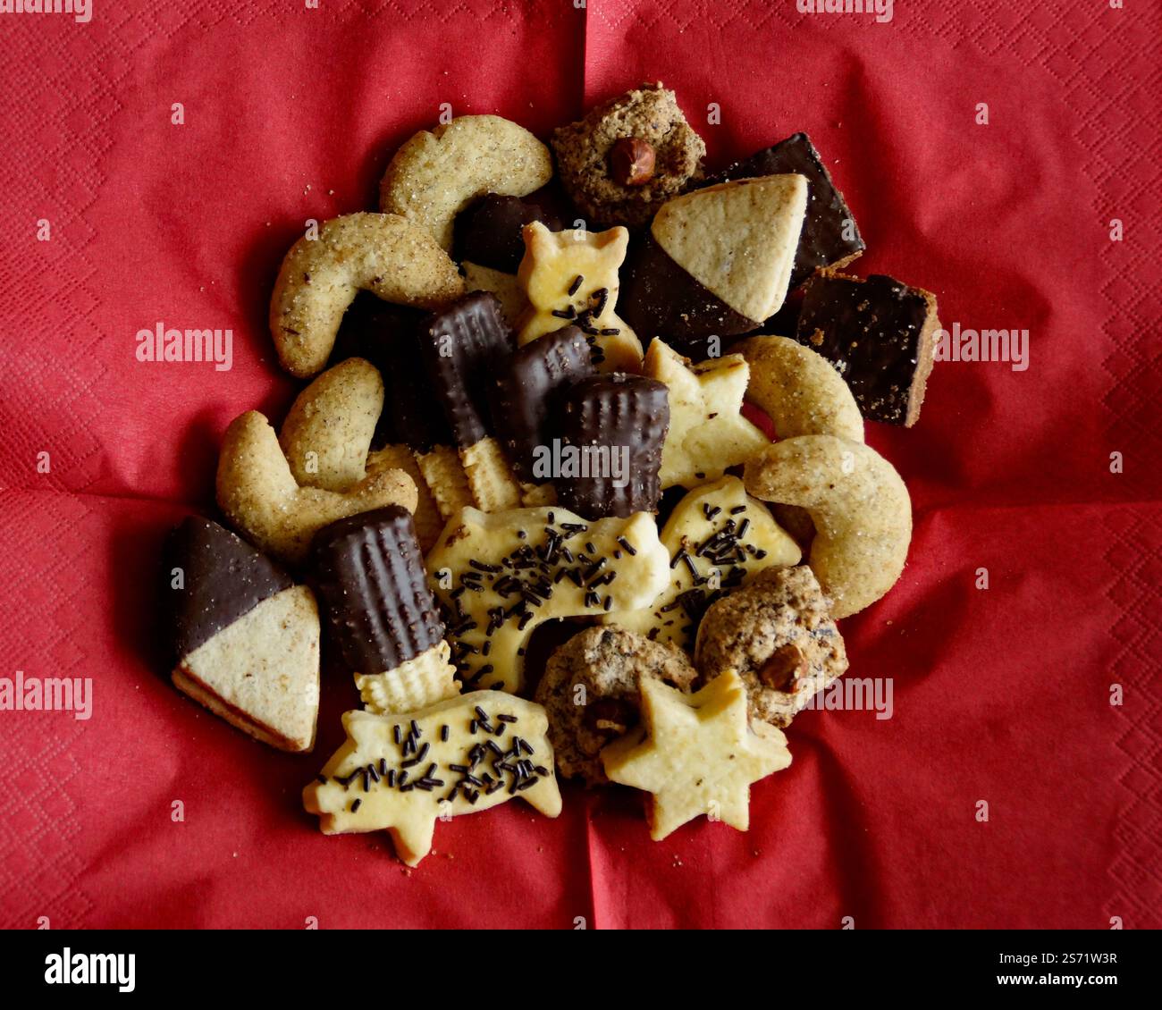 Köstliche hausgemachte traditionelle deutsche weihnachtskekse namens Plaetzchen auf dem Teller Stockfoto