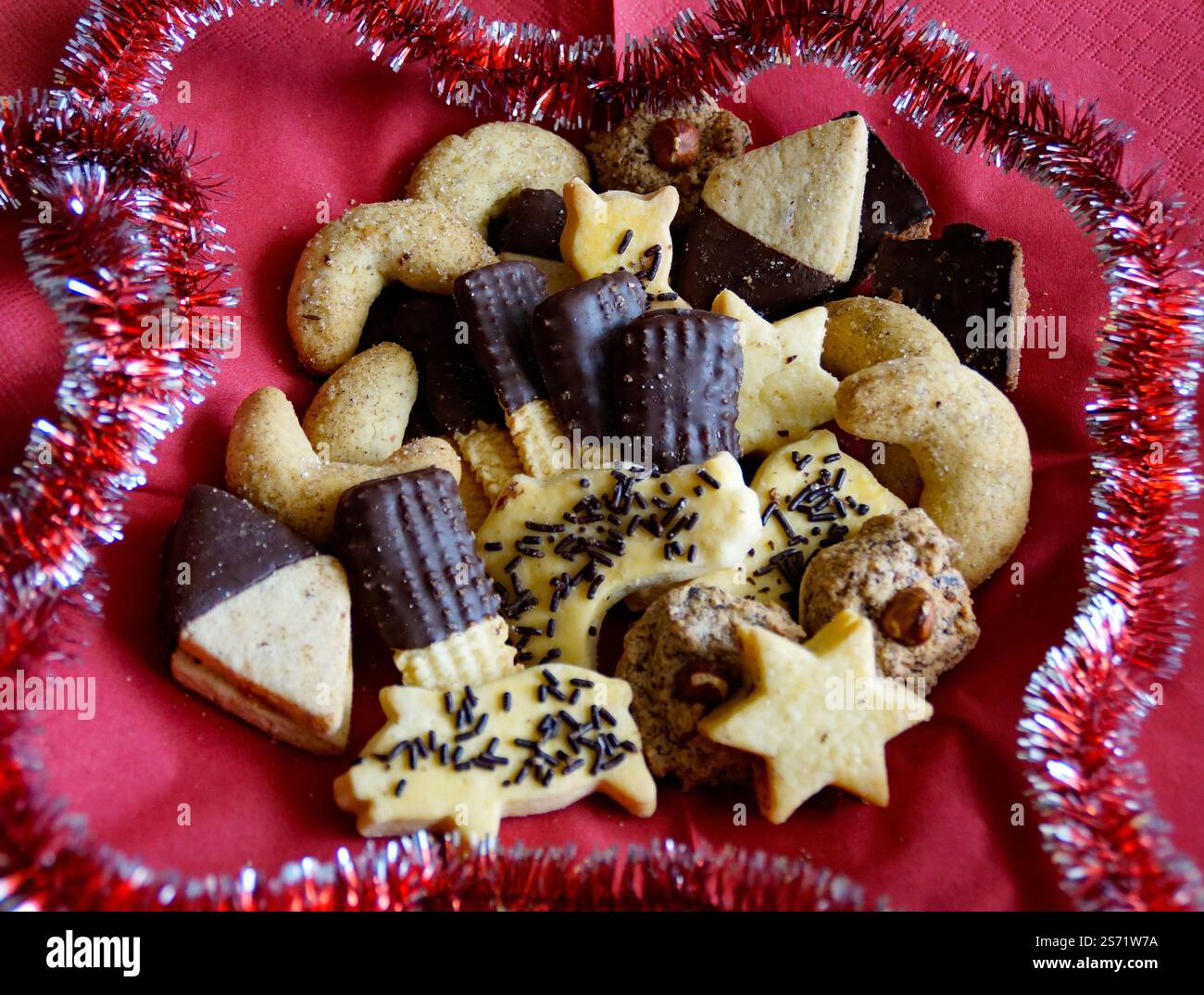 Köstliche hausgemachte traditionelle deutsche weihnachtskekse namens Plaetzchen auf dem Teller Stockfoto