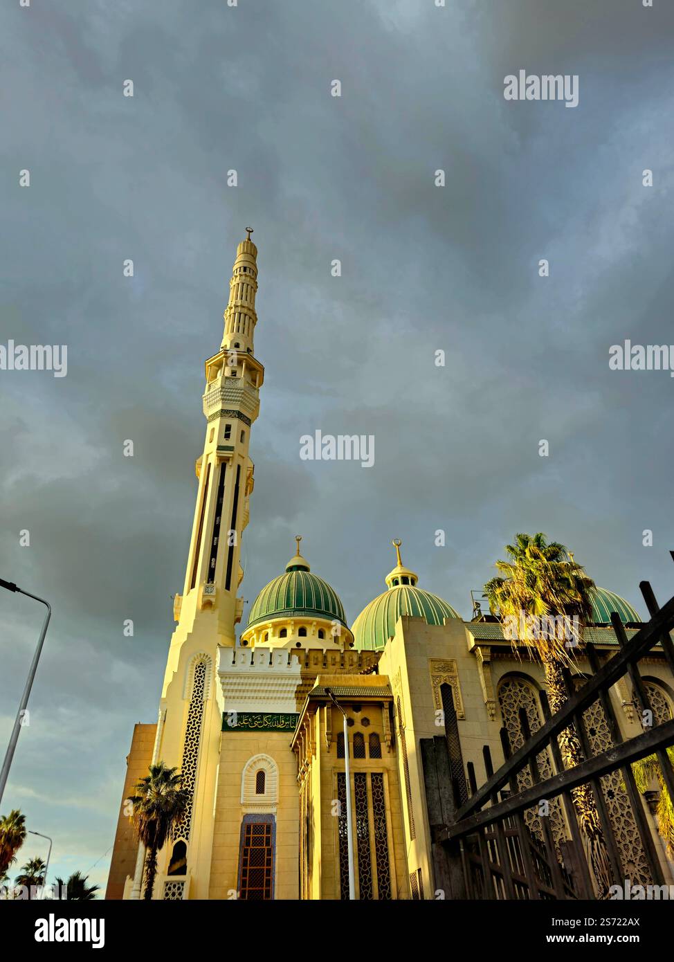 Kairo, Ägypten, Dezember 30 2024: Die helle Moschee oder Masjid Al Nour in El Abaseya Abbassia in Kairo, es hat mehrere schöne Minarette und Stockfoto