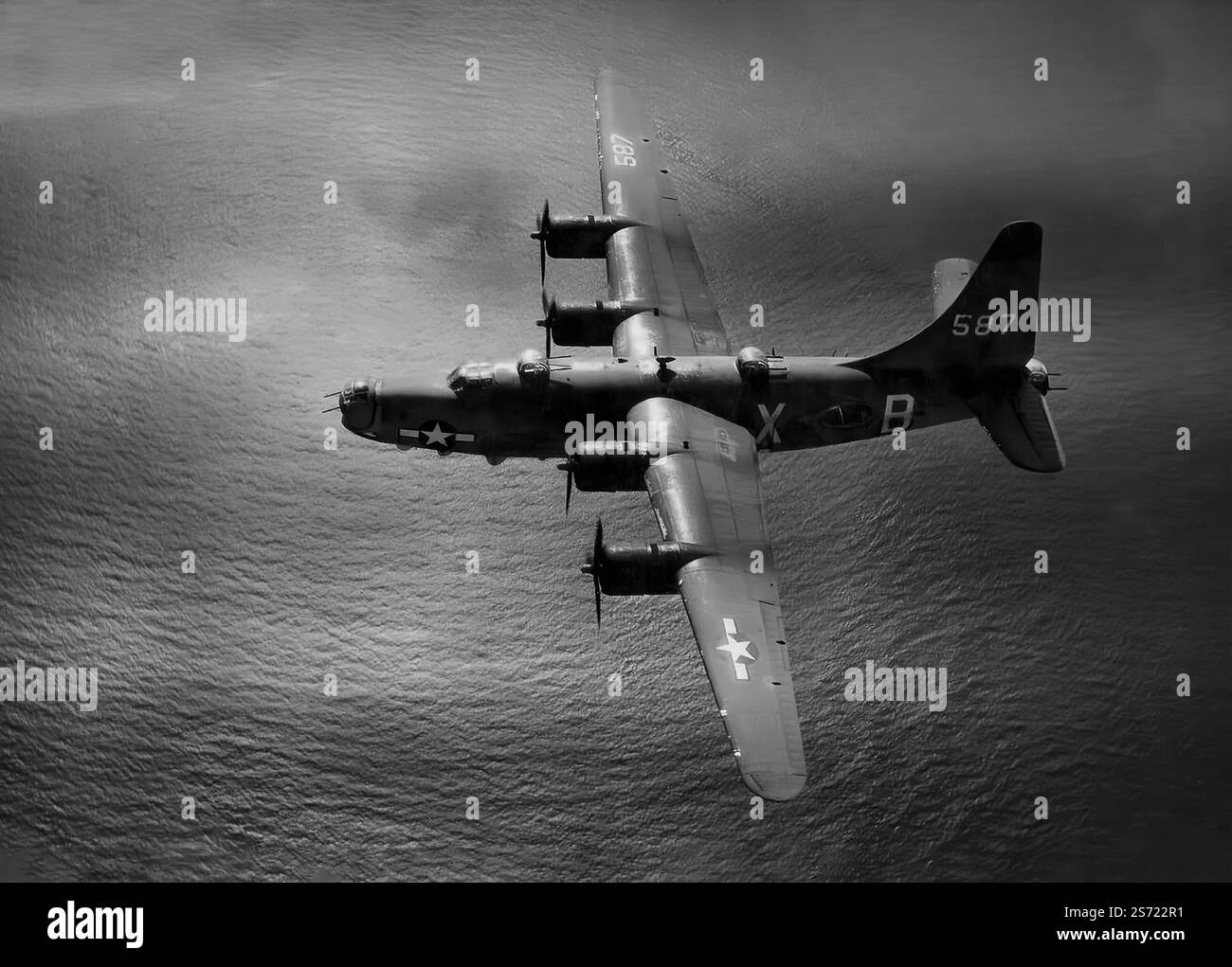 Der Consolidated PB4Y-2 Privateer war ein Patrouillenbomber aus der Zeit des Zweiten Weltkriegs und des Koreanischen Krieges, der vom Consolidated B-24 Liberator abgeleitet wurde und Ende 1944 in den Dienst der US Navy trat. Äußerlich ähnlich wie der Liberator war der Rumpf länger, um eine Flugingenieurstation unterzubringen, und er hatte einen hohen, einzelnen vertikalen Stabilisator anstelle der Doppelheck-Konfiguration der B-24. Sie wurde 1954 ausgemustert. Stockfoto Der Consolidated PB4Y-2 Privateer war ein Patrouillenbomber aus der Zeit des Zweiten Weltkriegs und des Koreanischen Krieges, der vom Consolidated B-24 Liberator abgeleitet wurde und Ende 1944 in den Dienst der US Navy trat. Äußerlich ähnlich wie der Liberator war der Rumpf länger, um eine Flugingenieurstation unterzubringen, und er hatte einen hohen, einzelnen vertikalen Stabilisator anstelle der Doppelheck-Konfiguration der B-24. Sie wurde 1954 ausgemustert. Stockfoto