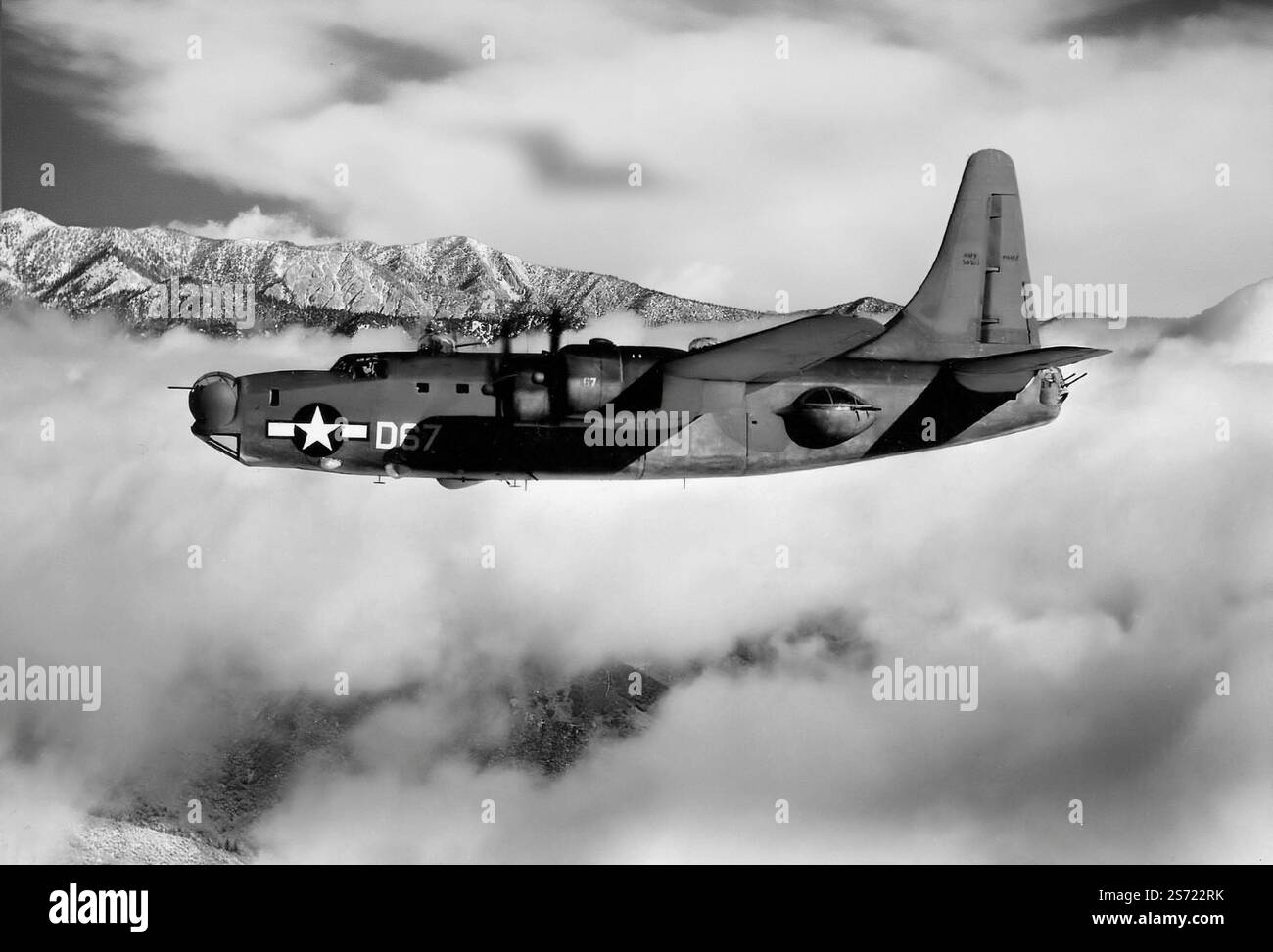 Der Consolidated PB4Y-2 Privateer war ein Patrouillenbomber aus der Zeit des Zweiten Weltkriegs und des Koreanischen Krieges, der vom Consolidated B-24 Liberator abgeleitet wurde und Ende 1944 in den Dienst der US Navy trat. Äußerlich ähnlich wie der Liberator war der Rumpf länger, um eine Flugingenieurstation unterzubringen, und er hatte einen hohen, einzelnen vertikalen Stabilisator anstelle der Doppelheck-Konfiguration der B-24. Sie wurde 1954 ausgemustert. Stockfoto Der Consolidated PB4Y-2 Privateer war ein Patrouillenbomber aus der Zeit des Zweiten Weltkriegs und des Koreanischen Krieges, der vom Consolidated B-24 Liberator abgeleitet wurde und Ende 1944 in den Dienst der US Navy trat. Äußerlich ähnlich wie der Liberator war der Rumpf länger, um eine Flugingenieurstation unterzubringen, und er hatte einen hohen, einzelnen vertikalen Stabilisator anstelle der Doppelheck-Konfiguration der B-24. Sie wurde 1954 ausgemustert. Stockfoto