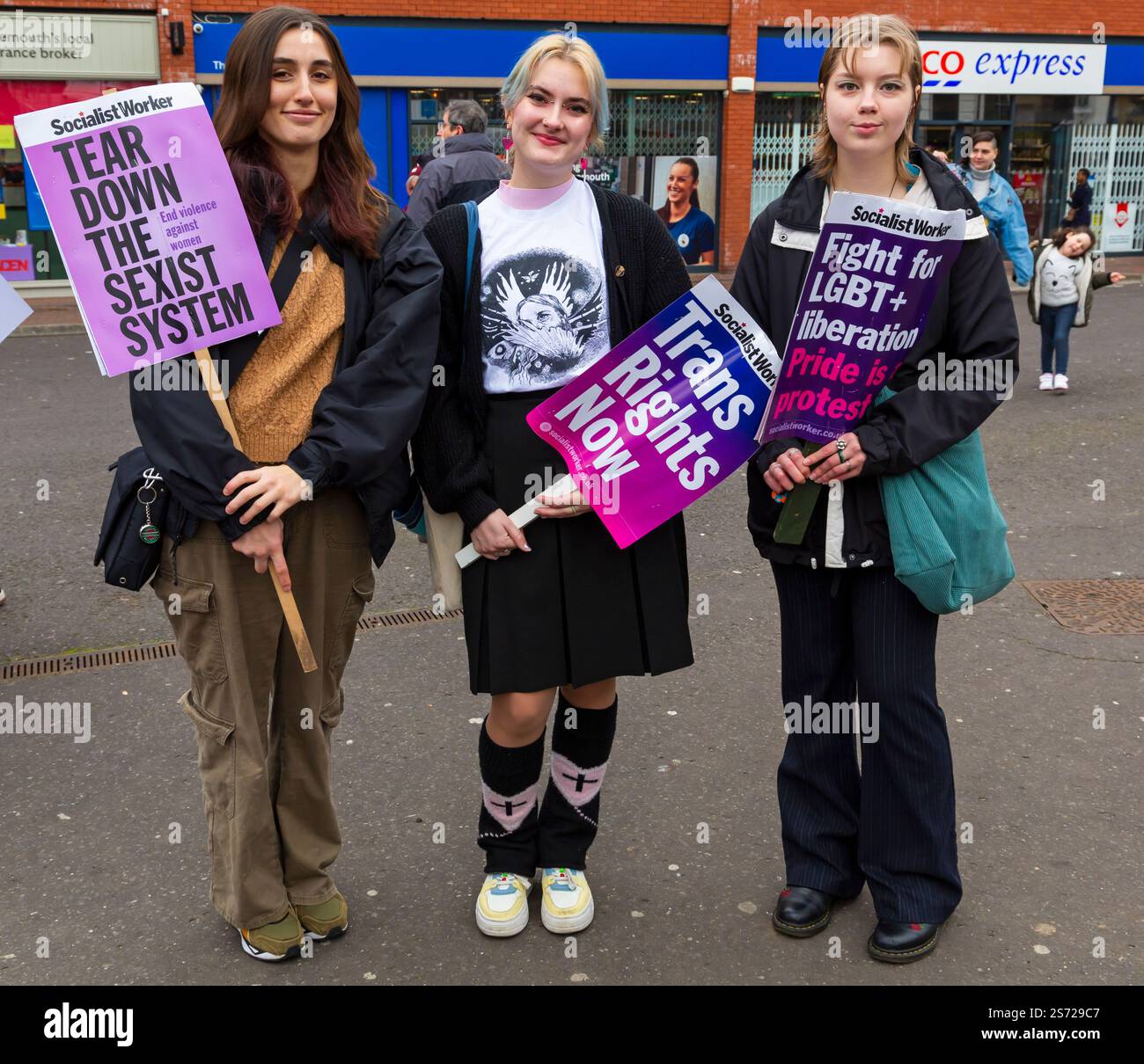 Bournemouth, Dorset, Großbritannien. Januar 2025. Der Frauenrechtsmarsch findet in Bournemouth statt, einer von vielen, die im ganzen Land stattfinden und in Solidarität mit Frauen, Menschen und marginalisierten Gemeinschaften marschieren, deren Grundrechte bedroht sind. Demonstranten halten sozialistische Arbeiter-Plakate, auf denen steht: "Zerreißen das sexistische System", "Trans Right Now" und "Kampf für LGBT+-Befreiung". Quelle: Carolyn Jenkins/Alamy Live News Stockfoto
