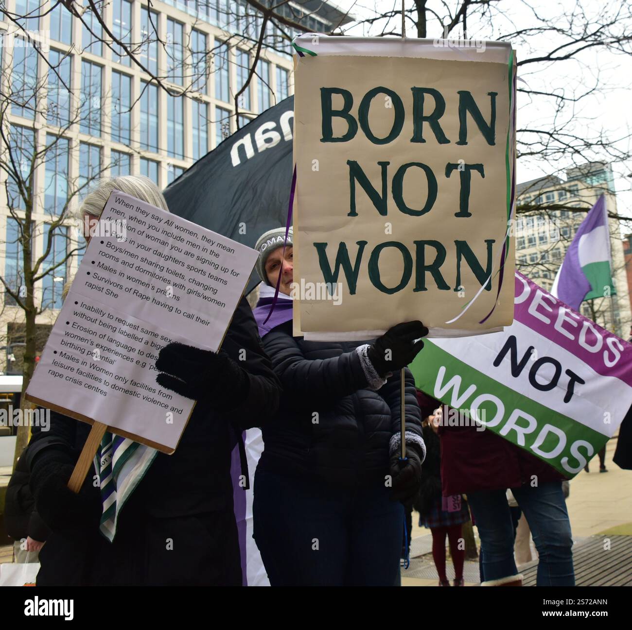 Frauen, die glauben, dass Männer nicht Frauen werden oder ihr Geschlecht ändern können oder Trans- oder Transgender sein können, finden am 18. Januar 2025 in St. Peter's Square, Manchester City Centre, Großbritannien. Ihr Protest ist nicht weit von einem frauenrechtsmarsch entfernt, von dem diese Frauen sagen, dass er ihnen die Teilnahme an diesem Protest verboten hat. Sie argumentieren, dass Jungen und Männer sich keine Toiletten und Umkleidekabinen für Frauen teilen sollten. Stockfoto