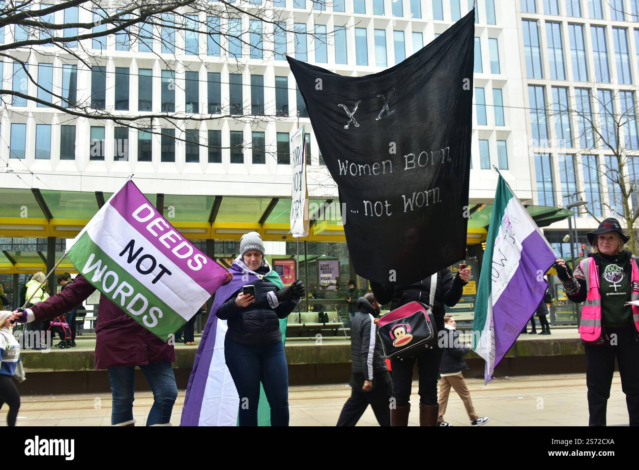 Frauen, die glauben, dass Männer nicht Frauen werden oder ihr Geschlecht ändern können oder Trans- oder Transgender sein können, finden am 18. Januar 2025 in St. Peter's Square, Manchester City Centre, Großbritannien. Ihr Protest ist nicht weit von einem frauenrechtsmarsch entfernt, von dem diese Frauen sagen, dass er ihnen die Teilnahme an diesem Protest verboten hat. Sie argumentieren, dass Jungen und Männer sich keine Toiletten und Umkleidekabinen für Frauen teilen sollten. Stockfoto