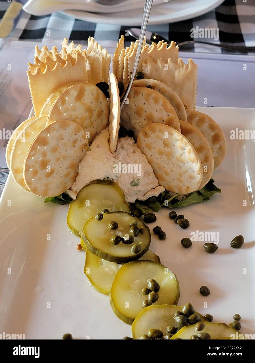 Geräucherte Weißfischpastete mit Keksen, Gurken und Kapern Stockfoto