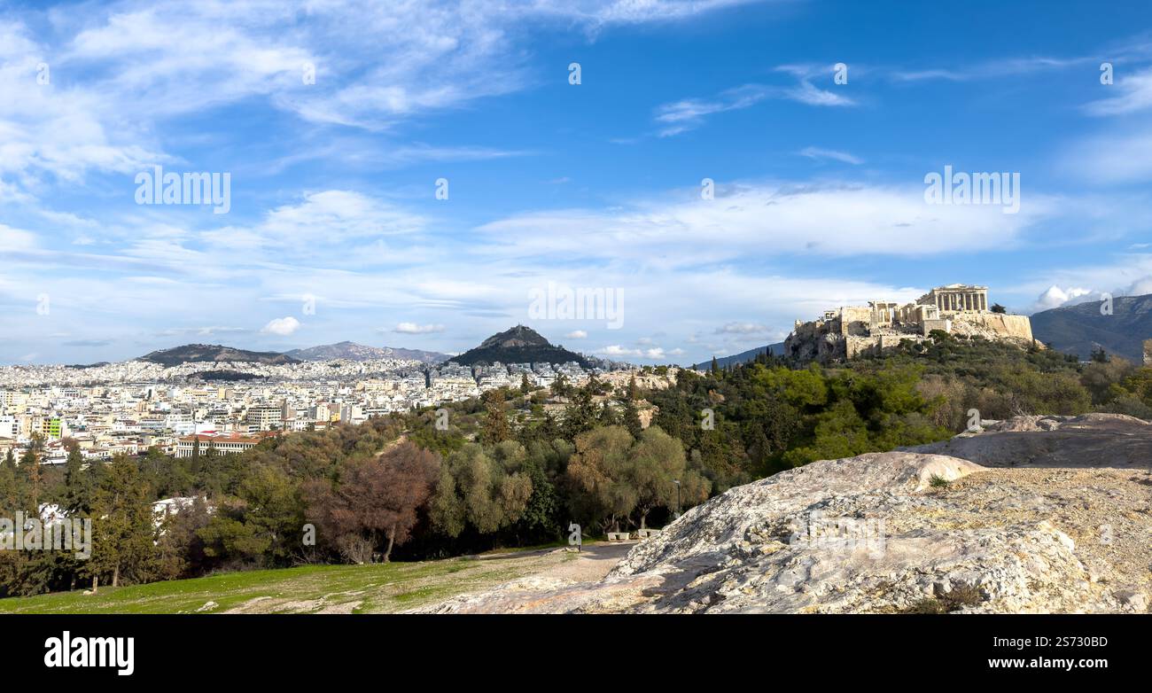 Athen, Griechenland. Blick auf Parthenon, Akropolis und Lycabettus vom Areopagus-Hügel, blauer Himmel mit Wolken Stockfoto