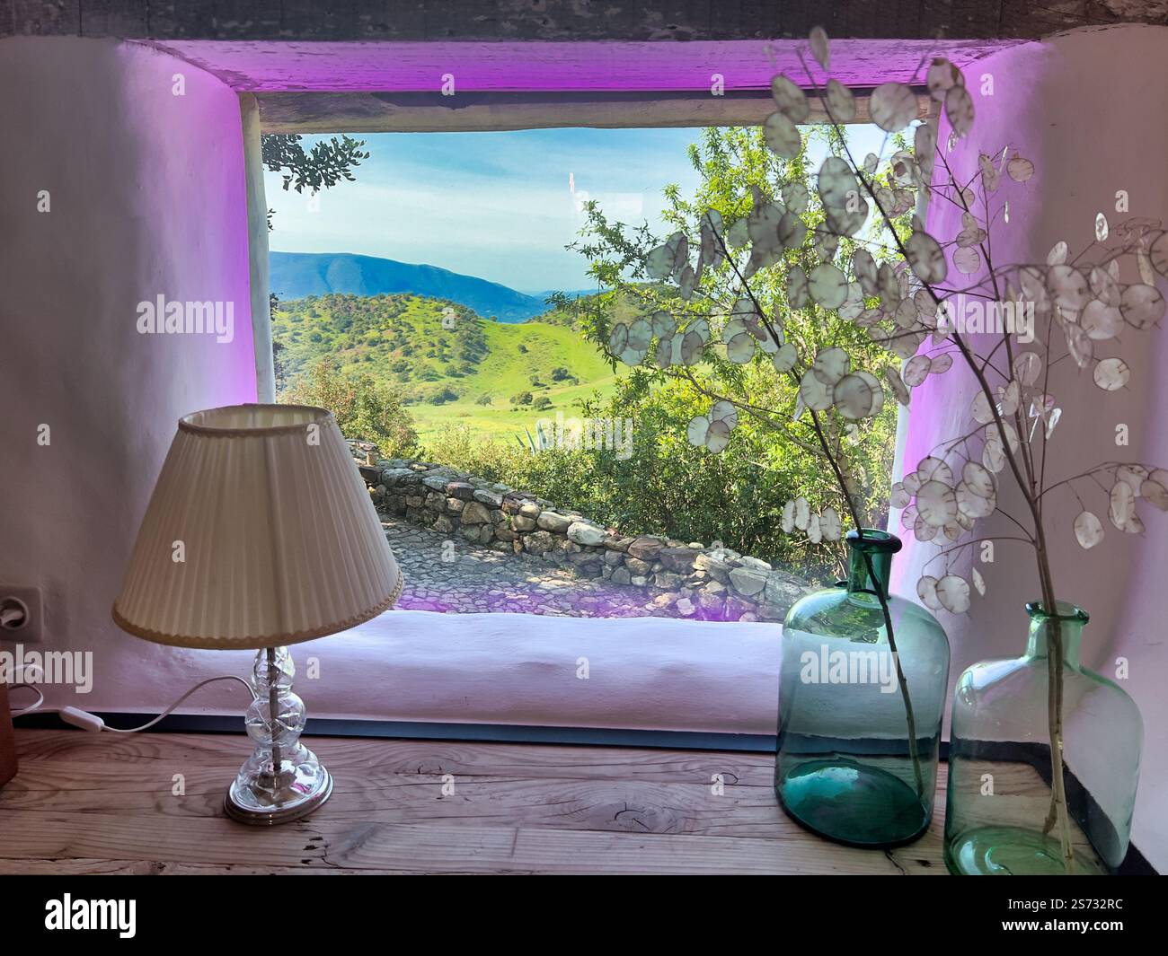 Landschaft durch Fenster im Hotel La Donaira, El Gastor, Andalusien Stockfoto