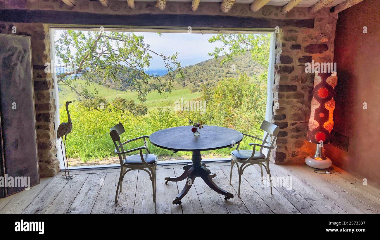 Landschaft durch ein Fenster im Hotel La Donaira, El Gastor, Andalusien Stockfoto
