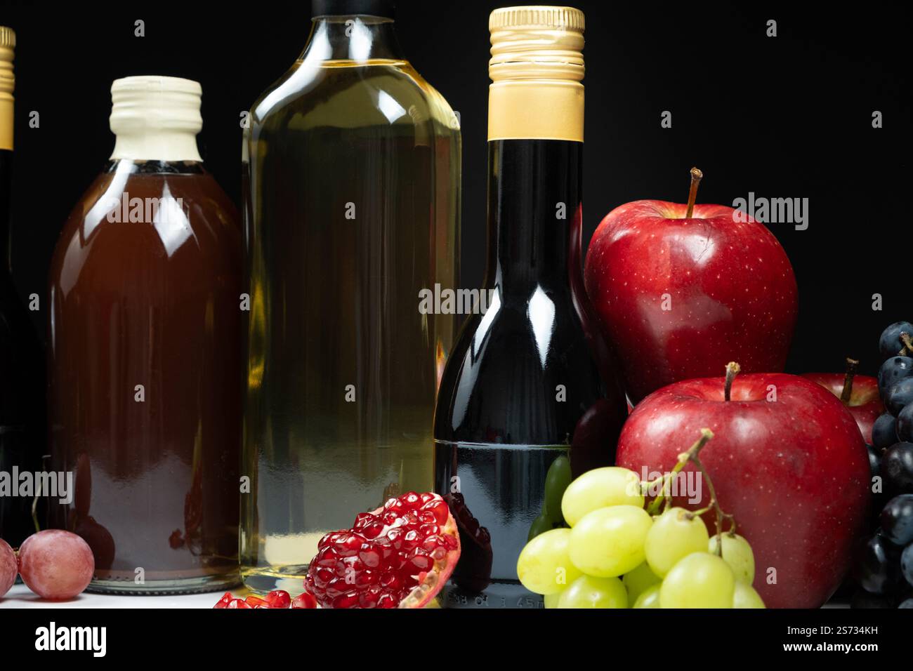 Verschiedene Essigsorten. Granatapfel-, Apfel- und Balsamico-Essig in Flaschen Stockfoto