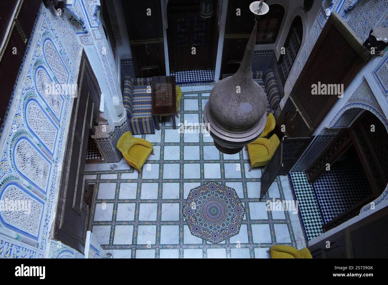 Wunderschönes Inneres eines dar Meknes Tresor a Riad in Meknes Medina, Meknes, Marokko Stockfoto