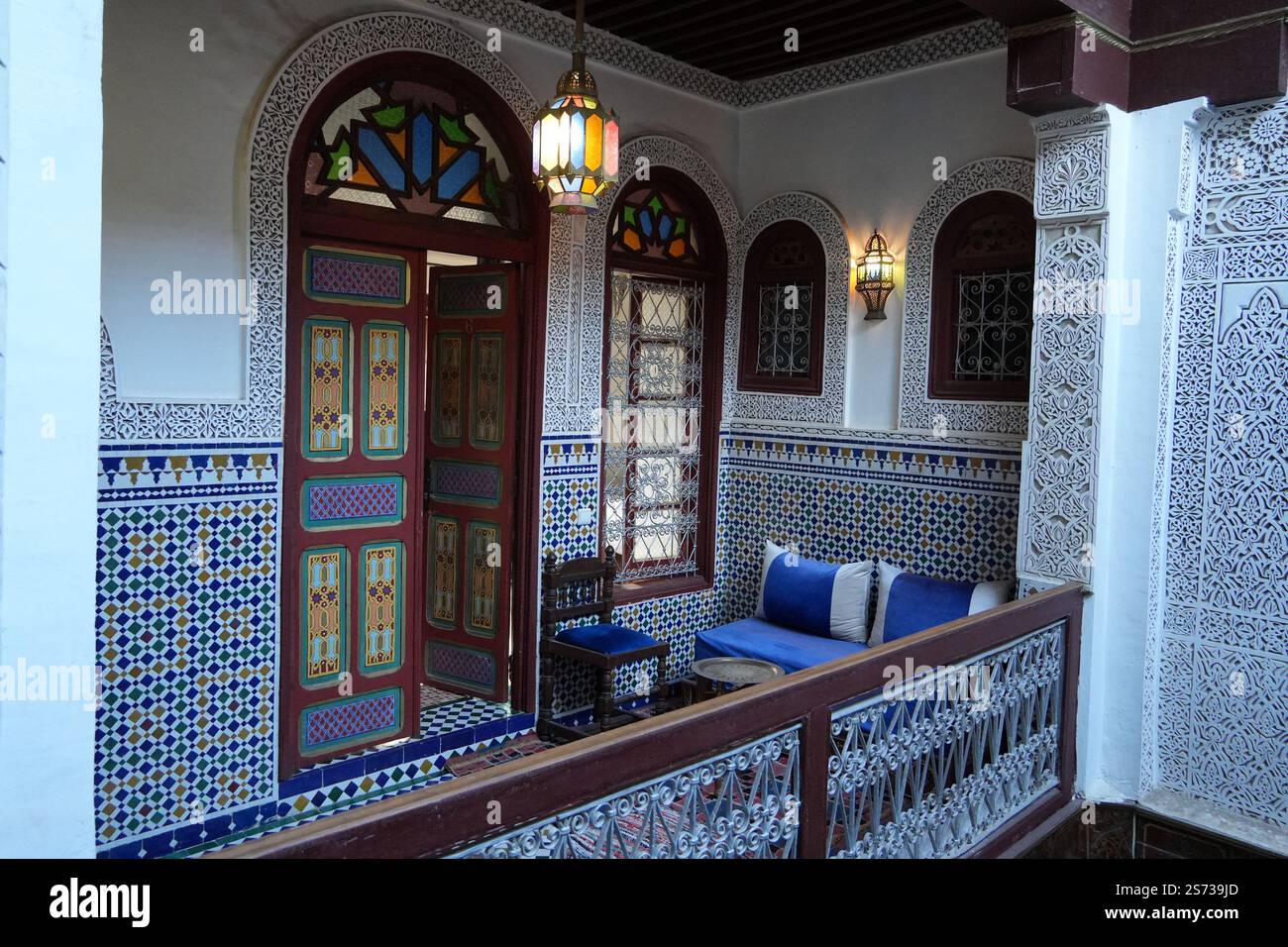 Wunderschönes Inneres eines dar Meknes Tresor a Riad in Meknes Medina, Meknes, Marokko Stockfoto