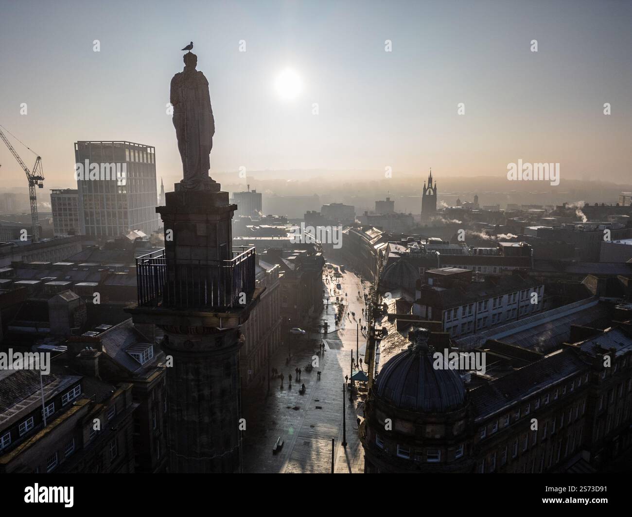 Ein Blick auf ein Gray's Monument in Newcastle United, das die georgianische Pracht der Grey Street und die sich entwickelnde städtische Skyline zeigt Stockfoto
