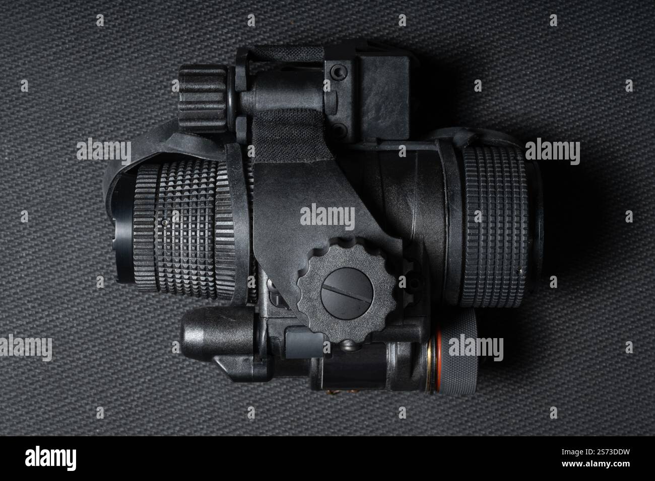 Kompaktes militärisches Nachtsichtmonokular. Nahaufnahme des Fotos. Stockfoto