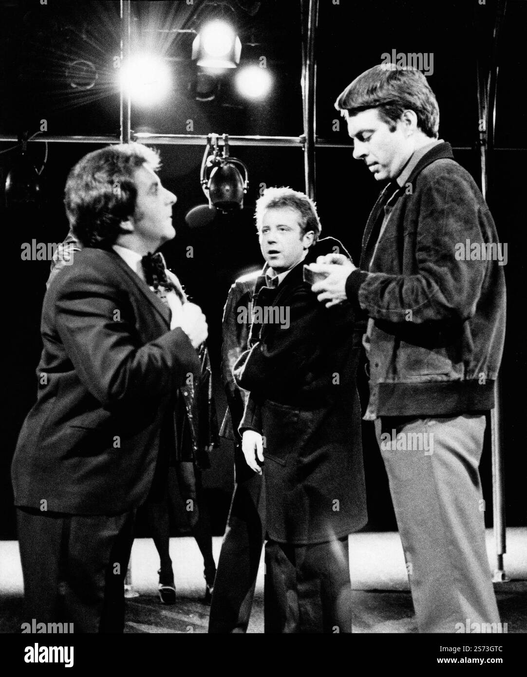 l-r: Anthony O'Donnell (Benny Barratt), David Whitaker (Geordie Hurst), Roger Allam (Ronald Conrad) in OUR FRIENDS in THE NORTH von Peter Flannery bei der Royal Shakespeare Company (RSC), The Other Place, Stratford-upon-Avon, England 02/02/1982 Design: Ultz Beleuchtung: Leo Leibovici Fights: Nels Henum Direktor: John Cairdgritty Realism Stockfoto