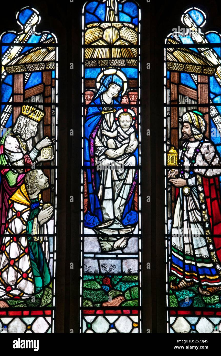 Die drei Weisen, die Geschenke für das Jesuskind tragen, dargestellt in einem Buntglasfenster. St. John the Baptist’s Church, Symondsbury, Dorset, England. Stockfoto