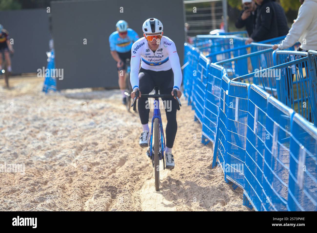 Benidorm, Spanien, 18. Januar 2025: Baloise Glowi Lions Rider Thibau Nys beim UCI Cyclo-Cross World Cup Benidorm Offizielles Training am 18. Januar 2025 in Benidorm, Spanien. Quelle: Alberto Brevers / Alamy Live News. Stockfoto