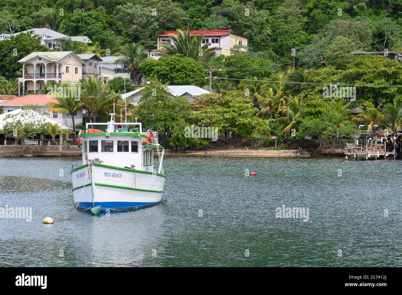 Kleines Boot in Roatan, Honduras in der Karibik Stockfoto