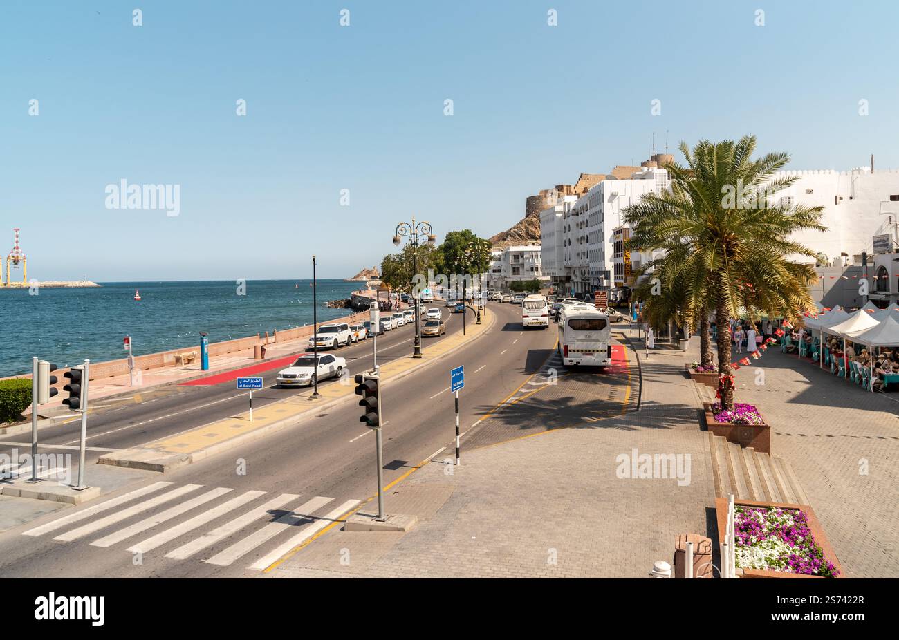 Muttrah, Maskat, Oman - 10. Februar 2020: Stadtansicht auf das Zentrum von Mutrah am Golf von Oman im Gouvernement Muscat. Stockfoto