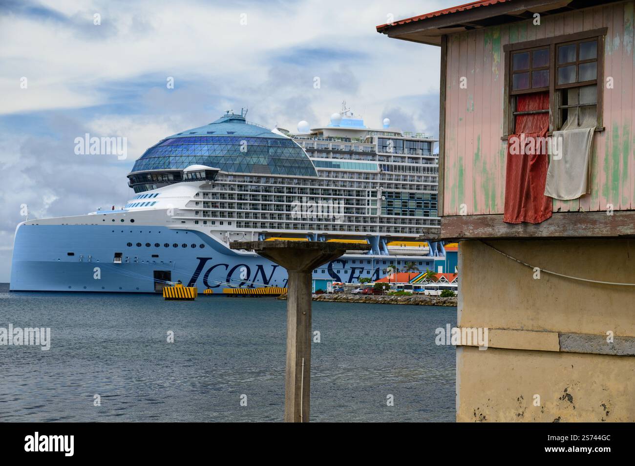 Royal Caribbean's 'Icon of the Seas' im Hafen von Roatan Stockfoto