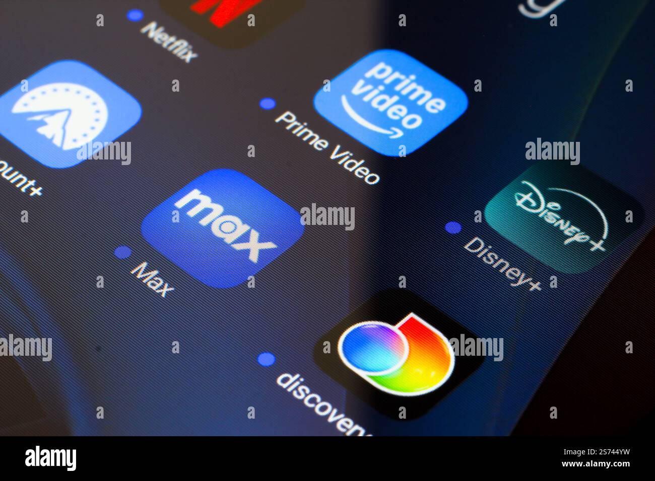 In dieser Fotoabbildung werden die Video-Streaming-Apps Netflix, Amazon Prime Video, Disney Plus, Paramount Plus, Max und Discovery Plus auf einem Smartphone angezeigt. Stockfoto