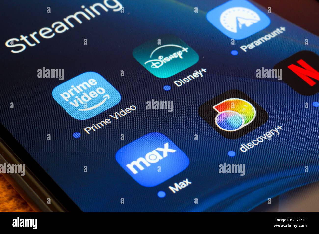 In dieser Fotoabbildung werden die Video-Streaming-Apps Netflix, Amazon Prime Video, Disney Plus, Paramount Plus, Max und Discovery Plus auf einem Smartphone angezeigt. Stockfoto