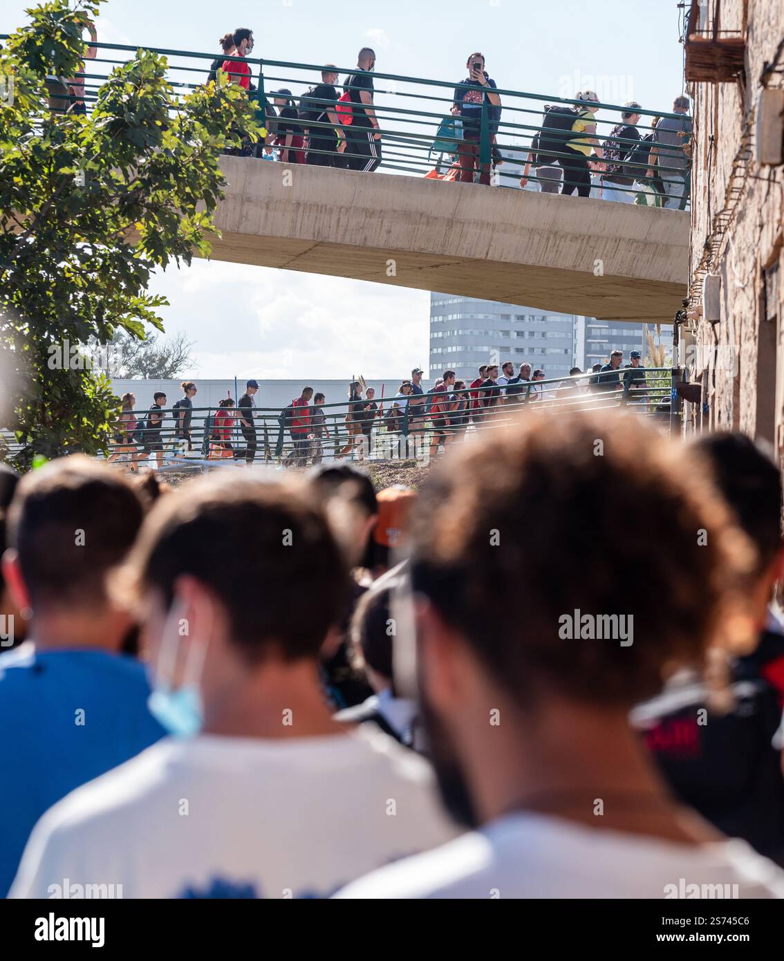 Lange Schlange von Freiwilligen, die nach der DANA-Überschwemmung durch die Pont de la Solidaritat laufen, um den Bewohnern in den betroffenen Gebieten Hilfe zu leisten. Valencia, Spanien. Stockfoto